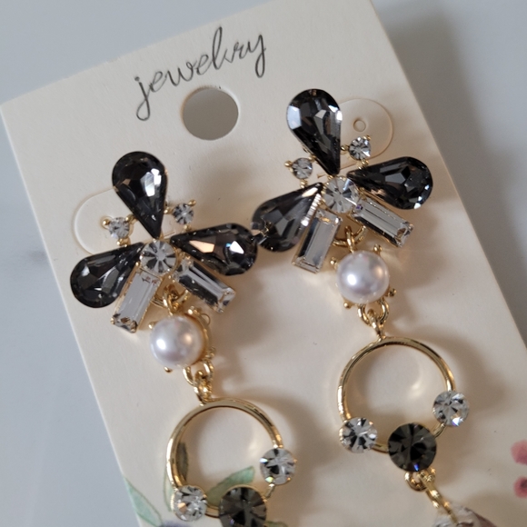 ⚡️BOGO 50% Off⚡️ Flower drop earrings - Picture 4 of 5